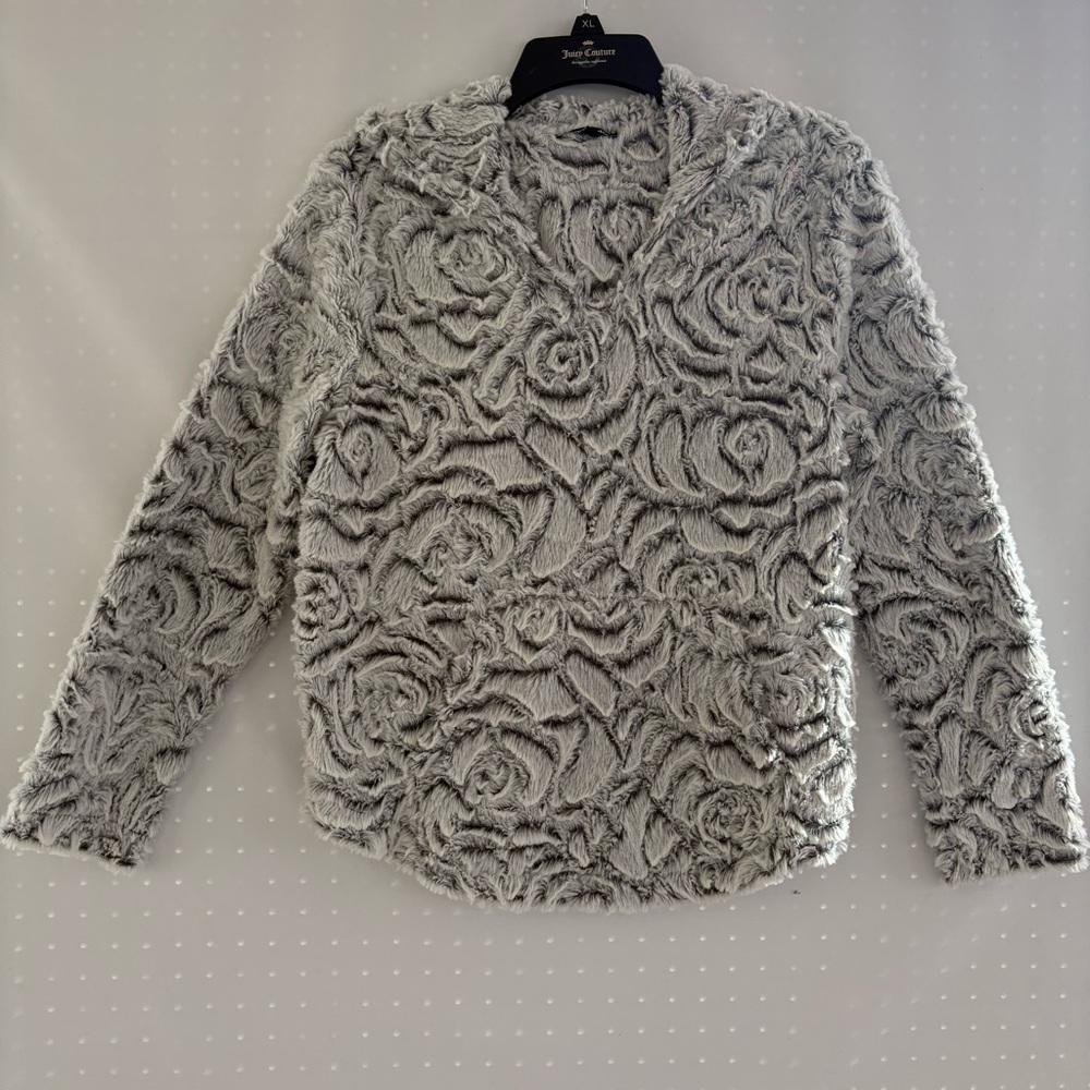 Knapp Studios soft Black and White pull-over jacket with hood Size PM. INV25/219
